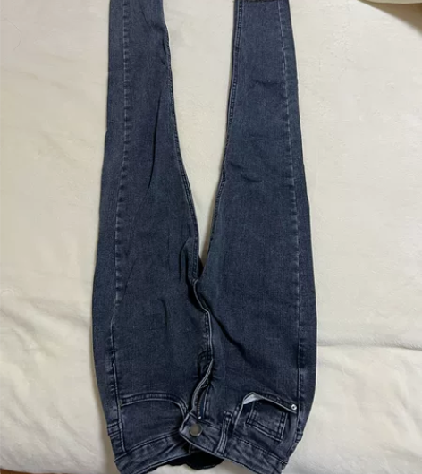 购于实体店，加绒牛仔裤，黑灰色小脚裤，偏灰...
