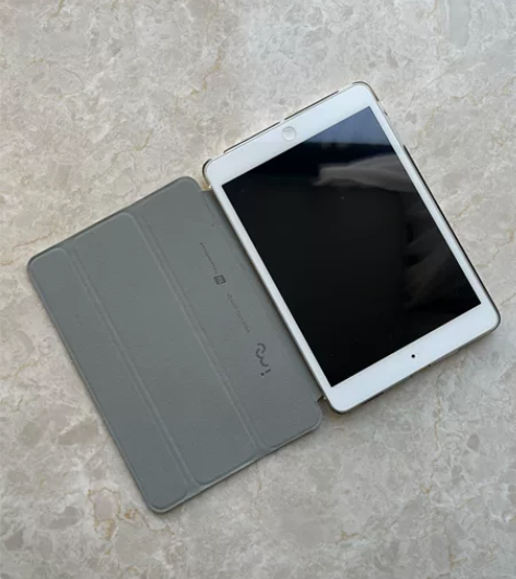 IPAD mini，可开机（见图二），屏幕...