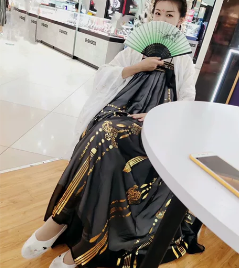 六米汉服，就穿过这一次去拍照，全新，已干洗...