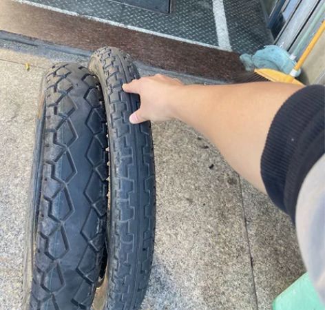 摩托车轮胎，豪爵Gzs150的，在村里换了...