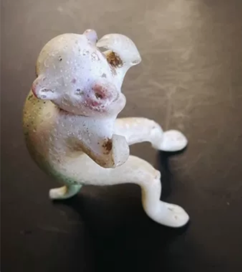翠玉雕小白猴，神态逼真，造型灵巧。猴背翠色...