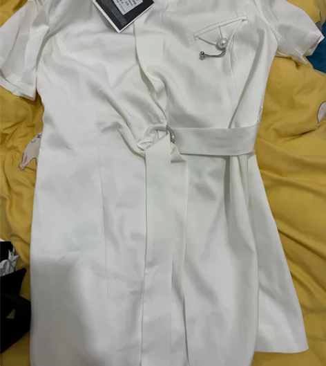 白色锻面料，上手丝滑，夏季穿非常舒适，买来...