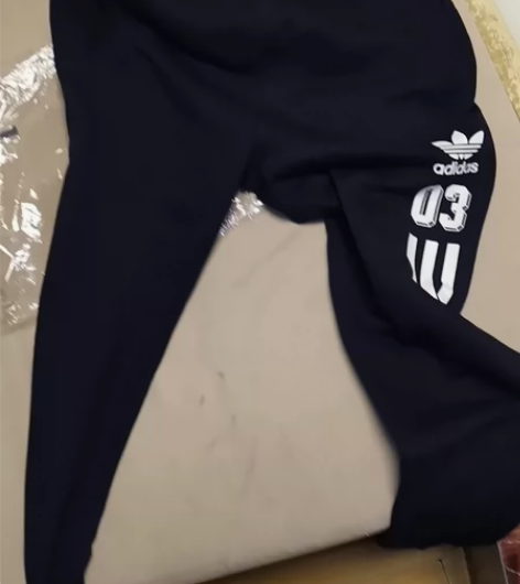 买回来小了点，绝对正品。裤子较修身，适合腿...