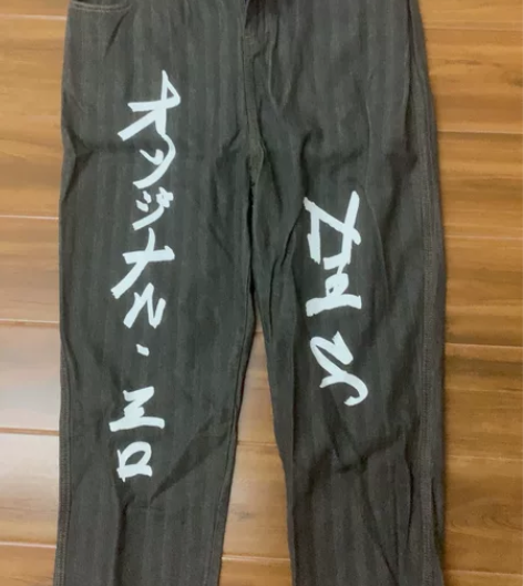 黑色牛仔裤，带有印花设计，适合135-15...