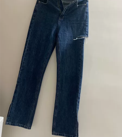 全新牛仔裤，版型非常正，质量很厚实，实体店...