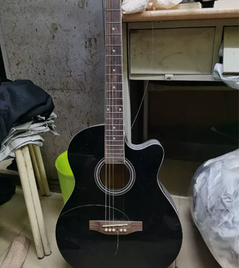 舍友断弦吉他，原价六百块，买了不到半年搬家...