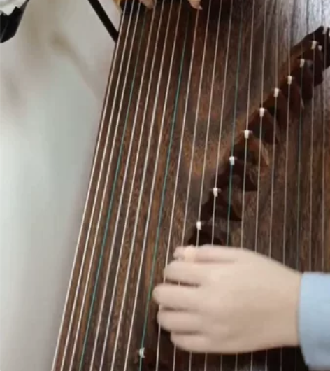 音色很好的古筝，在这边没怎么多弹过，音色已...