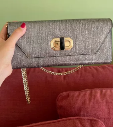 包包 衣服店里200多买的 很好看 也可以...