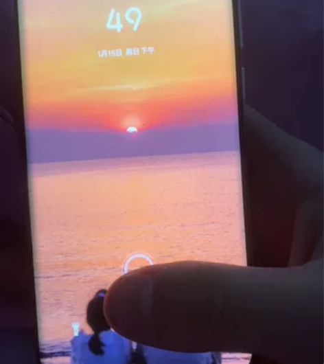 魅族18，8+256。     后盖爆了边...