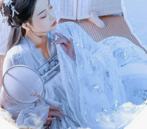 艺缕原创白云鹤襦裙汉服 只穿过一次，有褶皱...