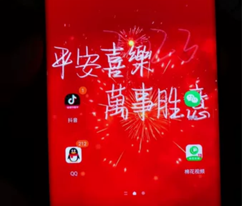 三星Note10+ 屏幕一个黑点用了几年了...