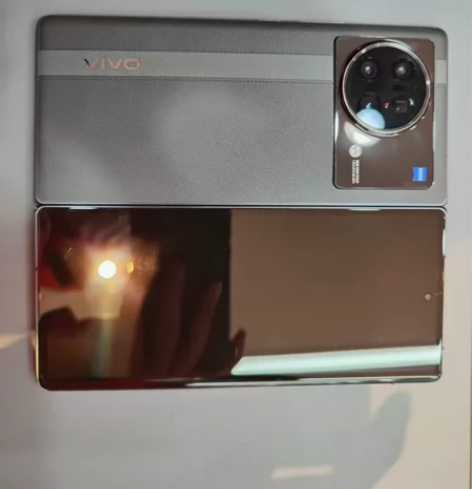 ViVo X flod 成色新，只有很细小...