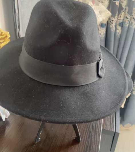 黑色毛呢礼帽 只戴过一次拍照了，现在转给有...