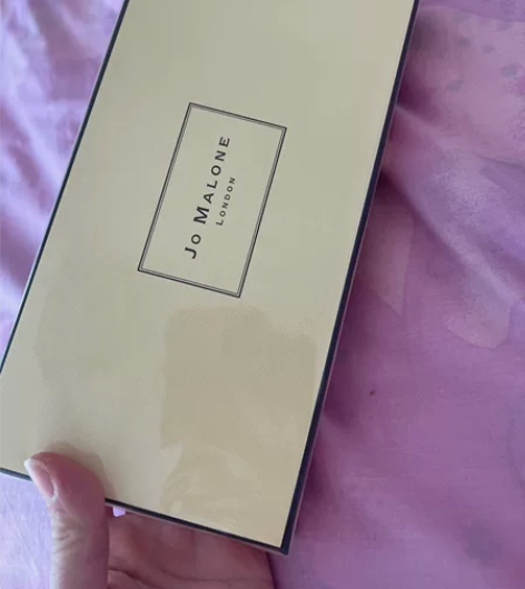 我买奢侈品赠的香水。不喷祖马龙香水   闲...