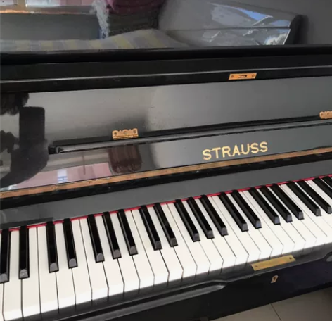 特价，音乐老师自用钢琴，急售，喜欢的联系我...