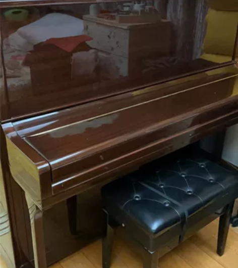 出手一套意大利牌子的钢琴+钢琴凳 新旧如图...