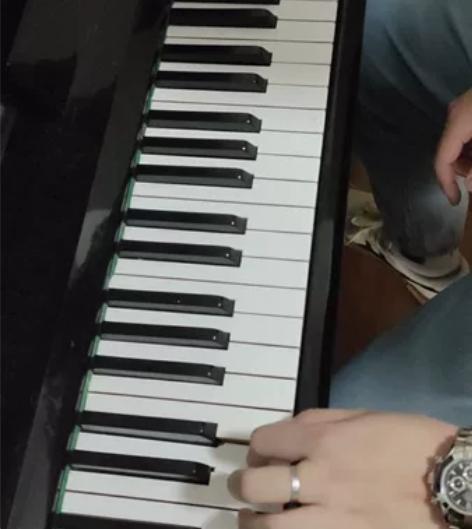 出一架豪路格尔二手钢琴 情况如图所示 自提...