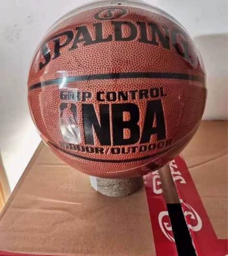 捡漏处理朋友送的几箱斯伯丁篮球，全新未拆（...