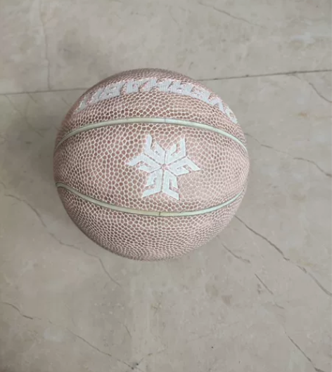 军哥室内1号篮球不玩了低价出了成色不是很好...