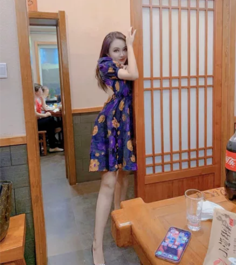 全新带吊牌，紫色花朵连衣裙，大露背蓬蓬裙，...