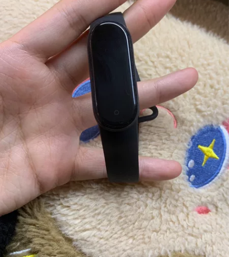 小米手环5 买来只戴过2 3次表面有稍微一...
