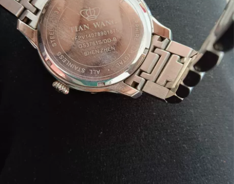 信誉楼买的，天王手表。石英的。电池没电了其...