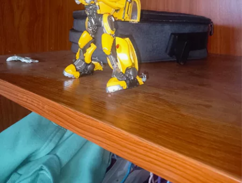 变形金刚（大黄蜂）可以变形，人形，还有车形...