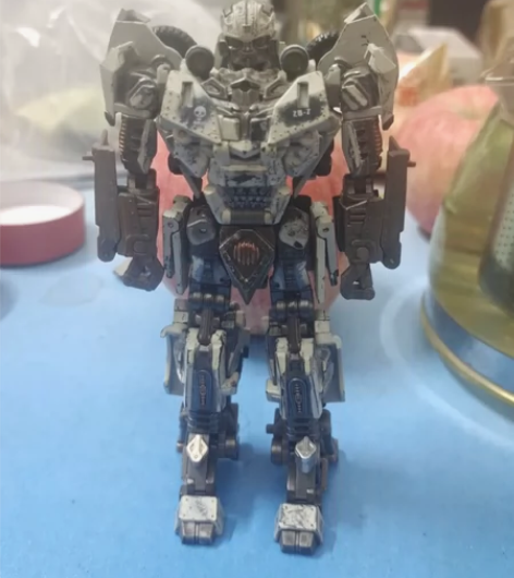 闲置多余的手办变形金刚大黄蜂转让给喜欢的朋...