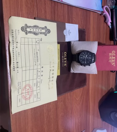 欧利时手表，用电池的，当时上初中的时候表哥...