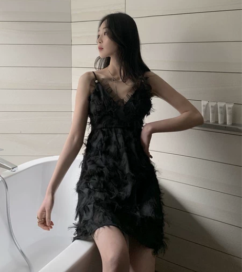 羽毛吊带连衣裙女2019夏心机超仙森系法式...