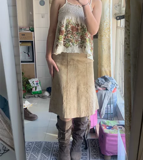 第一套出吊带和裙子 吊带上面离近看有染色 ...