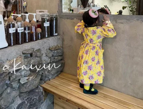 秋季新款女童连衣裙黄色红花朵V领收腰系带长...