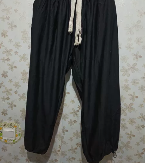 女士韩版宽松休闲裤 有挂衣挂的痕迹，介意勿...