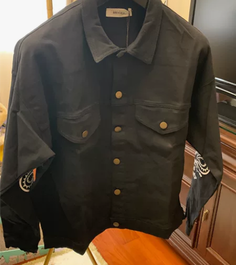 夹克，红黑色2款，单层内部有袋子。红色与实...