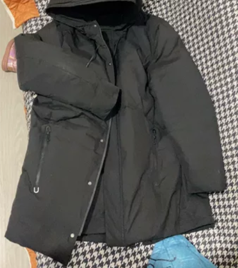 一件男士羽绒服。很厚实的一件，没怎么穿，很...