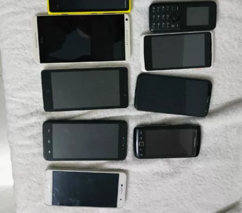 家里自用手机一堆，黑莓，中兴，魅族，诺基亚...