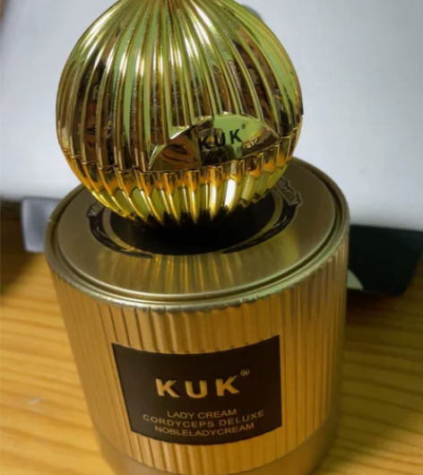 老妈买的面霜 好像是素颜霜，涂上去白的 感...