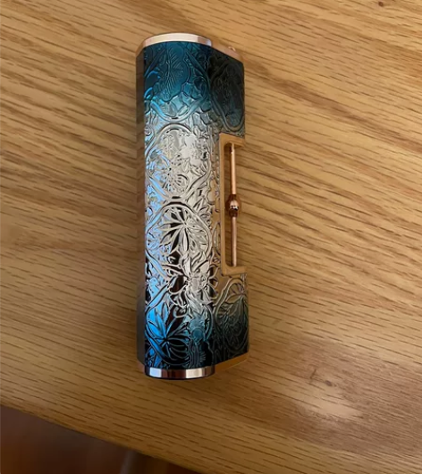 花西子同心锁口红，如图吊须已经拿下来给猫玩...