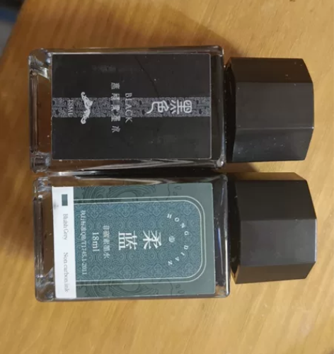 一共三瓶墨水。两瓶弘典墨水，一黑一蓝，都是...