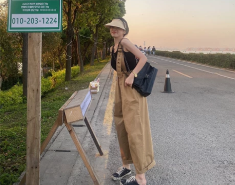 卡其色工装背带裤子女哈伦夏季宽松直筒高腰显...