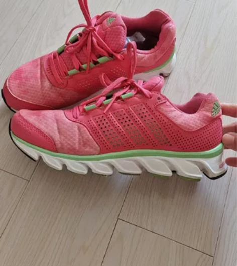 阿迪运动鞋,内长23.5,买大了,正品,穿...