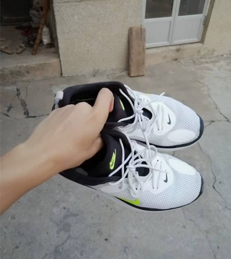 耐克运动鞋 感兴趣的话点“我想要”和我私聊...