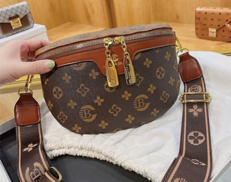 女士胸包肩背斜挎包咖色网红同款全新 清仓全...