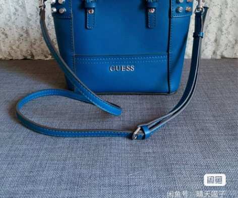 guess女士单肩斜挎包 购于专卖店，99...
