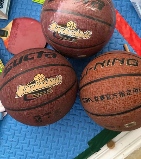 闲置,一个全新篮球50元包邮 两个使用过的...