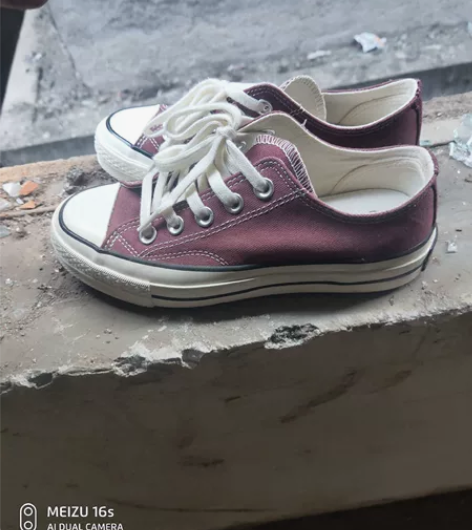 帆布鞋  付邮费送 全新的 所有物品均包邮...