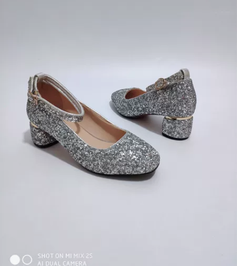 银色亮片粗跟四季款单鞋35和34码一字扣带...