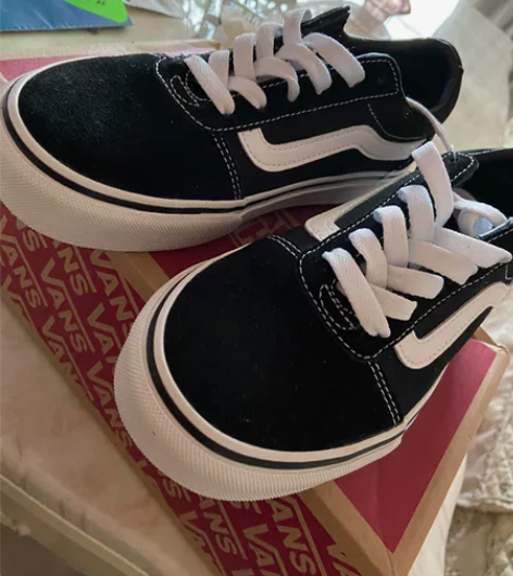 全新vans帆布鞋。官网买的，鞋子太多。出...
