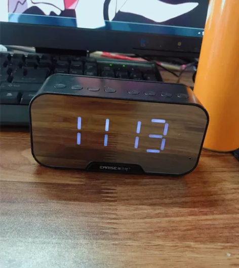 出手一只蓝牙音响。可调闹钟，大容量，方便携...