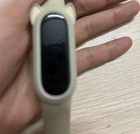 小米手环6,,女生自带,,就戴过三次,无磨...